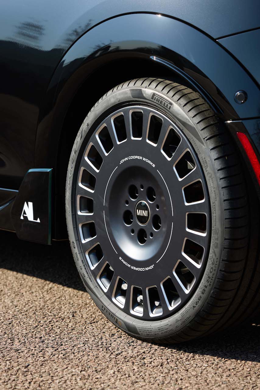 P90635325_highRes_mini-01-the-brands-f